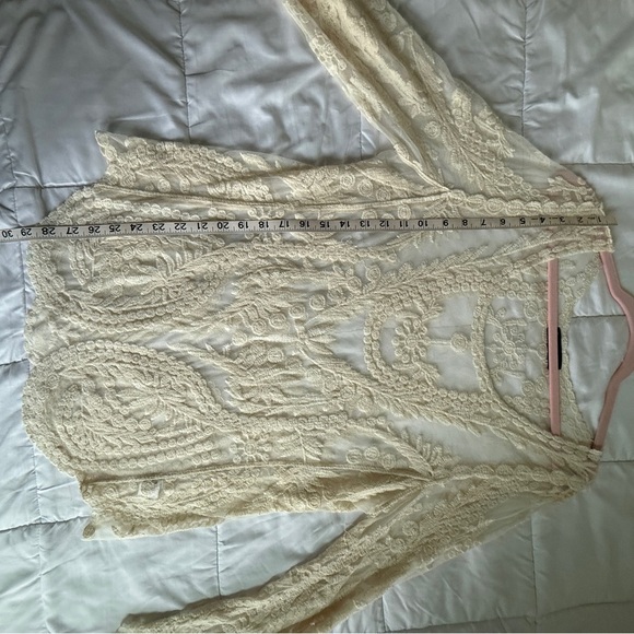 Annabelle Cream Embroidered Mesh Lace Top Size S - Picture 6 of 8